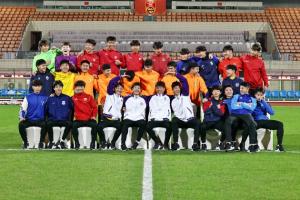 国字号罕见一幕!U16国足穿俱乐部衣服拍摄大合照,致敬母队❤️