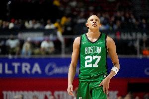 风卷残云！沃尔什中路突击滑翔劈扣 凯尔特人8-0领先19分打停奇才