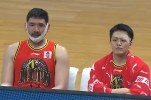 跟CBA比还是差点?杨瀚森抢板卡位被肘击喉咙 笑了笑表示没事