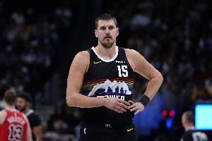 当绿叶！约基奇半场5中4拿到10分3板6助 三分3中2
