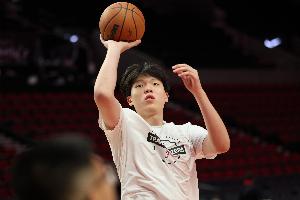 苏群:对杨瀚森不吹不黑是正确的评价之道 他才20岁&正在适应期内