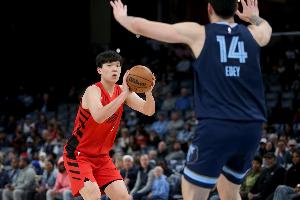 媒体人:这场球给斯普利特证明 杨瀚森有能力达到NBA轮换内线要求