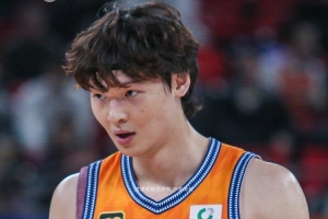 王哲林:主动适应外援的球路 慢慢寻找和他们配合的感觉