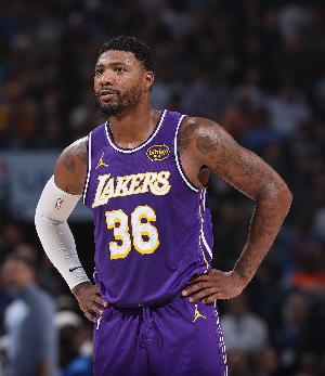 斯马特本场投进8记三分 而湖人其余球员合计也是8三分