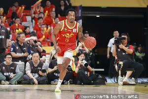媒体人:比赛完全沦为外援2V2 照此趋势下去男篮球员会彻底男足化