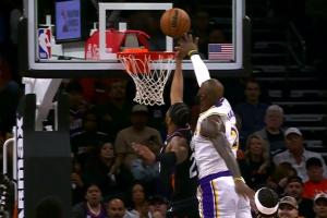 詹姆斯再被断球积极回防死亡追帽 回头运球卡裆再来一个失误！