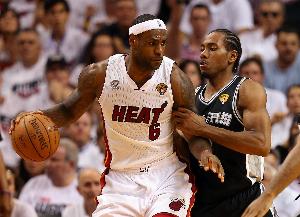 JR：热火詹简直不要太离谱 那就是“黑化詹”抱着球就杀内线