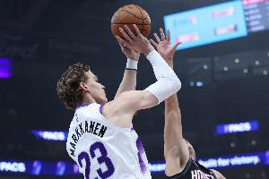高级货双塔！马尔卡宁砍33+16+5+4断 菲利波夫斯基13中9砍25+9
