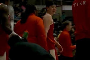 已经够快了！杨瀚森0.5秒接球三分神奇打板命中 超时无效无奈笑了