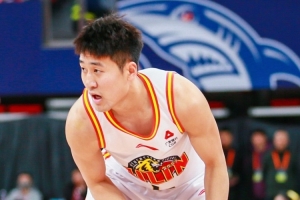 表现还行就是三分没开！姜伟泽14中6 拿到14分4助2断 三分10中2