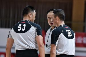 媒体人:男篮在国际赛事总是对判罚不适应 CBA裁判多少有责任