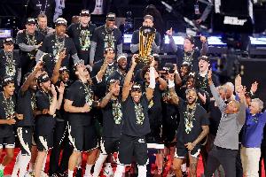 一年前的今天：NBA杯决赛雄鹿击败雷霆夺冠 老里和队员开心庆祝