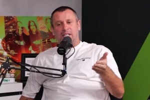 卡萨诺:整个米兰都被霍伊伦碾过去了,孔蒂才是真正的高水平教练