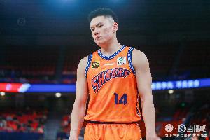 主攻手！李弘权半场8中7砍最高18分 三分5中4