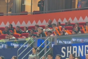 来看谁？上海主场大胜浙江 中国男篮主帅郭士强现场观战