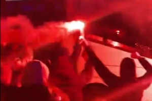 狂热！约150名西班牙人球迷在工作日凌晨迎接球队凯旋
