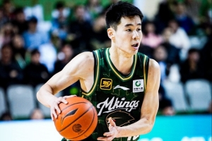 手感不佳全靠杀伤！郭昊文半场8中2&6罚全中拿10分3板2助