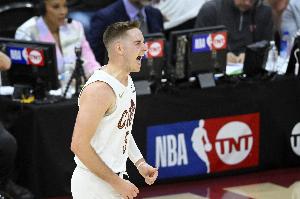 这就是骑士双枪？梅里尔和韦德上半场三分10中7 合砍25分7板