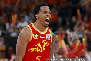 还是防不住！小巴里·布朗半场8中5砍下17分2板1助 正负值+18