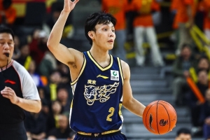 媒体人:广东三外援属于野马&需要缰绳拴着才会听话 徐杰不能下