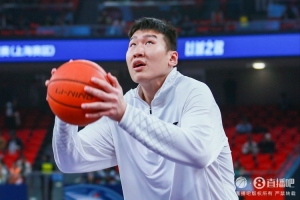 刘炜:不满意李炎哲的就是篮板球 他一场球就只抢到2个篮板球