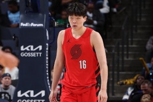 解说:有些球迷非黑即白 要不说杨瀚森约基奇 要不就说他混不下去