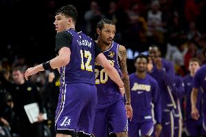 板凳席状态也拉满！湖人替补半场合砍21分 小尼克·史密斯10分