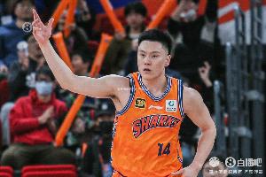 这赛季打得真不错！李弘权首节8分钟 5中2&三分3中2拿6分2板1断
