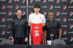 选杨瀚森是败招?美媒体人:事后诸葛不可取 球队想增加内线深度