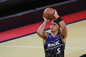 要有球在手！班凯罗半场11中6拿到15分7板 三分2中2