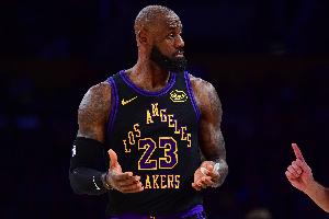 NBA高管：詹姆斯休赛期只有三个选择——降薪留队、换队或退役