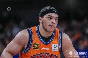 没浪投！洛夫顿半场2中0仅得1分 但抢下8篮板送出5助攻&正负值+11