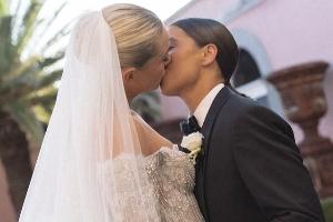 切尔西女足前锋科尔与美国女足中场完婚，8个月大的儿子出席婚礼
