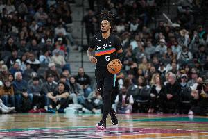 稳定输出！卡斯尔半场10中4拿到11分4板3助1断