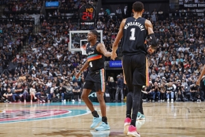 杨毅：马刺目前阵容就缺三号位 他们有竞争力&有筹码&有目标