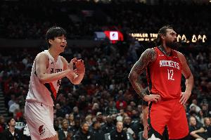 拓媒:亚当斯的身体联盟顶级 杨瀚森直面挑战没有丝毫退缩