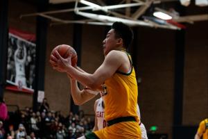 王俊杰防守活跃+拿到6分3板1助2断2帽 赵维伦仅打1回合1犯规1失误