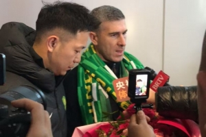 记者晒图：国安新帅蒙哥马利已经抵达北京