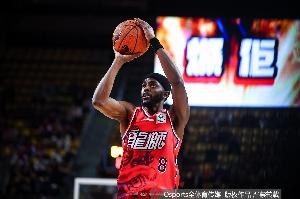 突然爆发！贾斯汀·霍勒迪第三节8中6&4记三分轰16分2板1断