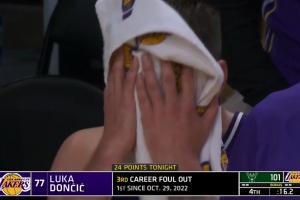 很沮丧啊！东契奇湖人生涯首次犯满离场 在替补席摔护腕&毛巾捂脸