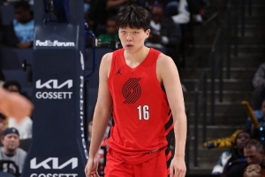 拓媒:杨瀚森在G联赛表现出色但在NBA还不足以进轮换 这有点尴尬