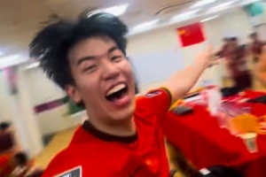 兴奋到转圈?罚入制胜点球的王博豪，社媒晒赛后更衣室庆祝视频
