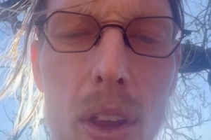 辛格勒:我的钱都被骗走了 我现在孤身一人无家可归 却仍在被利用
