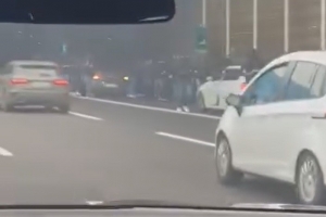 罗体:罗马和佛罗伦萨百余名球迷在高速公路上斗殴,警方正在调查
