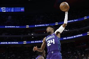 状态很猛！米勒半场10中6砍全场最高18分 三分6中4&上演空接暴扣