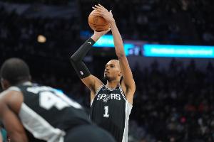KD:文班不应该飘在外线 我认为篮筐附近打球更符合他的比赛方式