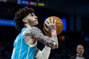 铁麻了！拉梅洛·鲍尔半场11中1&三分7中0仅拿2分3板3助1帽