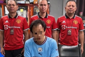 泰国曼城球迷涉毒被捕,警察穿曼联球衣拍照:曼彻斯特是红色的