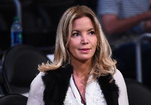 ESPN:珍妮不只对詹姆斯不满 她对很多湖人的重要人员都不满