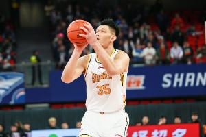 老将担当！葛昭宝首节替补出战5分半钟 5投全中轰下11分助队追分